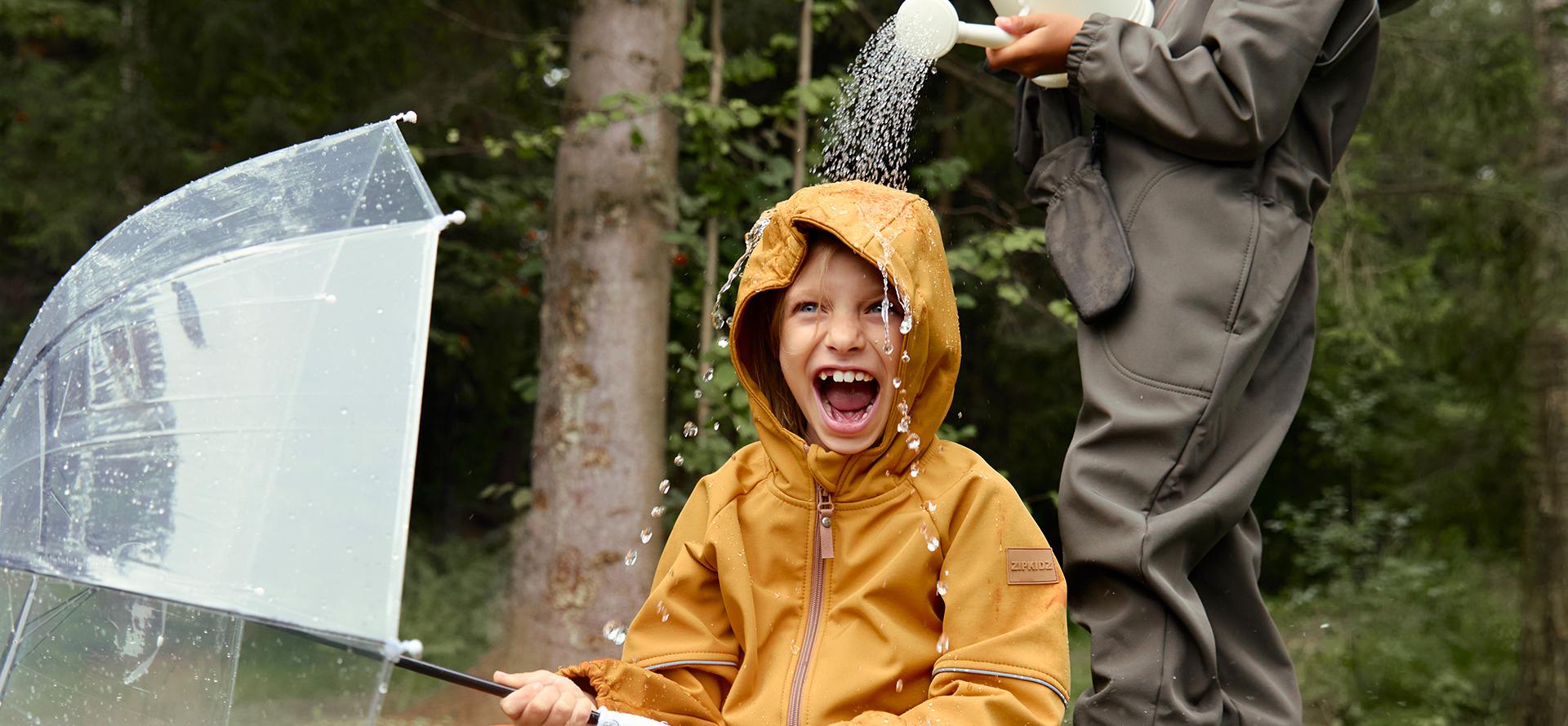 Какая верхняя одежда нужна ребенку в межсезонье: советы и рекомендации